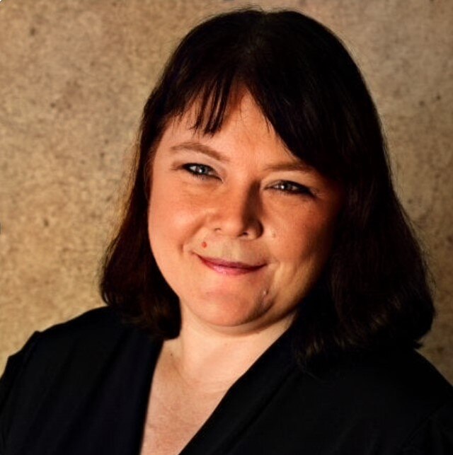 Frau, Portrait, schwarze Haare, schwarzes Oberteil, Lächeln